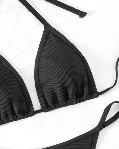 Dvoudílné plavky s ozdobnou sponou na kalhotky