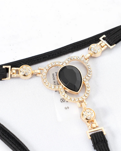 Dvoudílné plavky s ozdobnou sponou na kalhotky