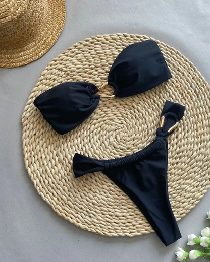 Dvoudílné plavky s ozdobnými přezkami