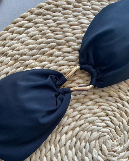 Dvoudílné plavky s ozdobnými přezkami