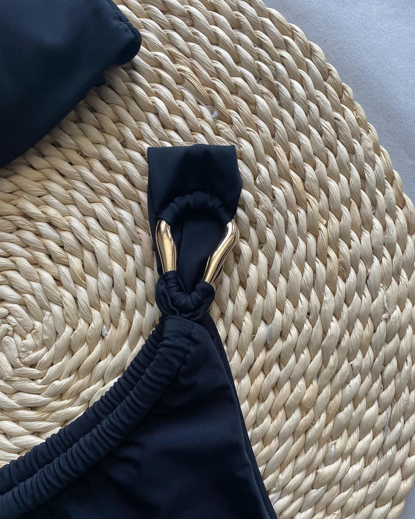 Dvoudílné plavky s ozdobnými přezkami