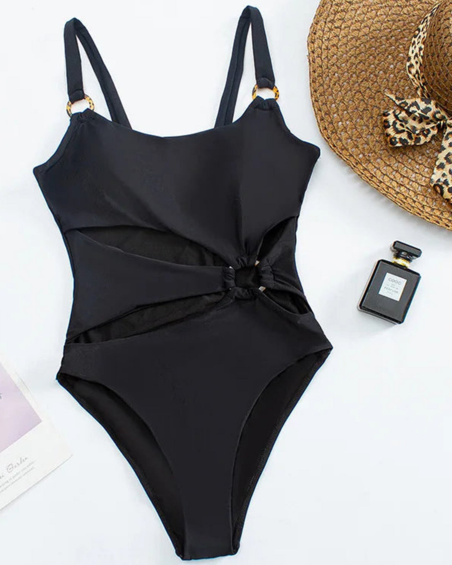 Jednodílné plavky s asymetrickými výstřihy