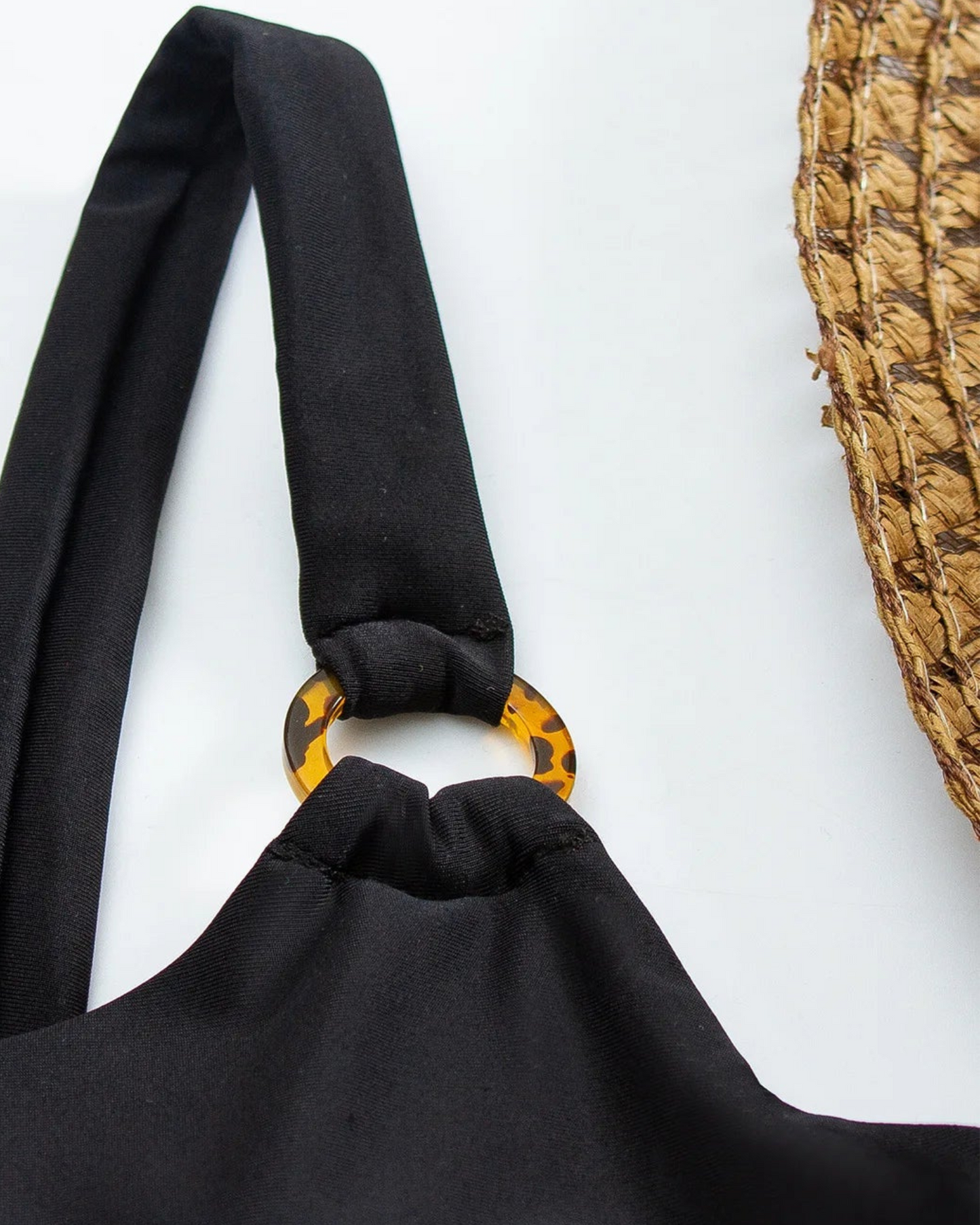 Jednodílné plavky s asymetrickými výstřihy