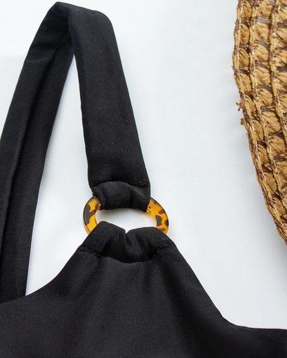 Jednodílné plavky s asymetrickými výstřihy