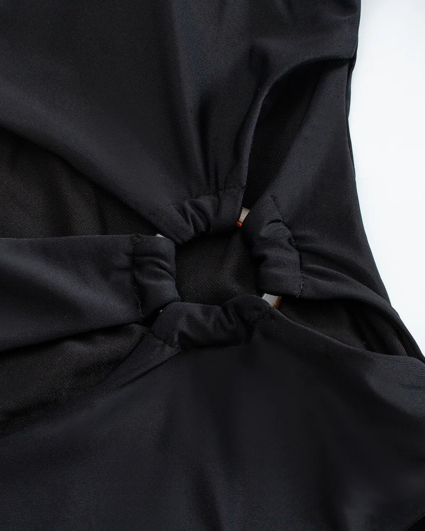 Jednodílné plavky s asymetrickými výstřihy