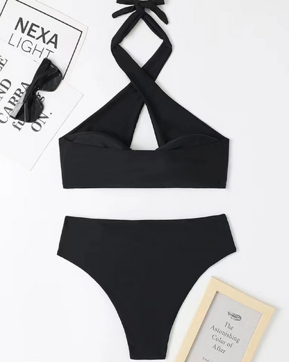 Dvoudílné plavky s ozdobnými přezkami