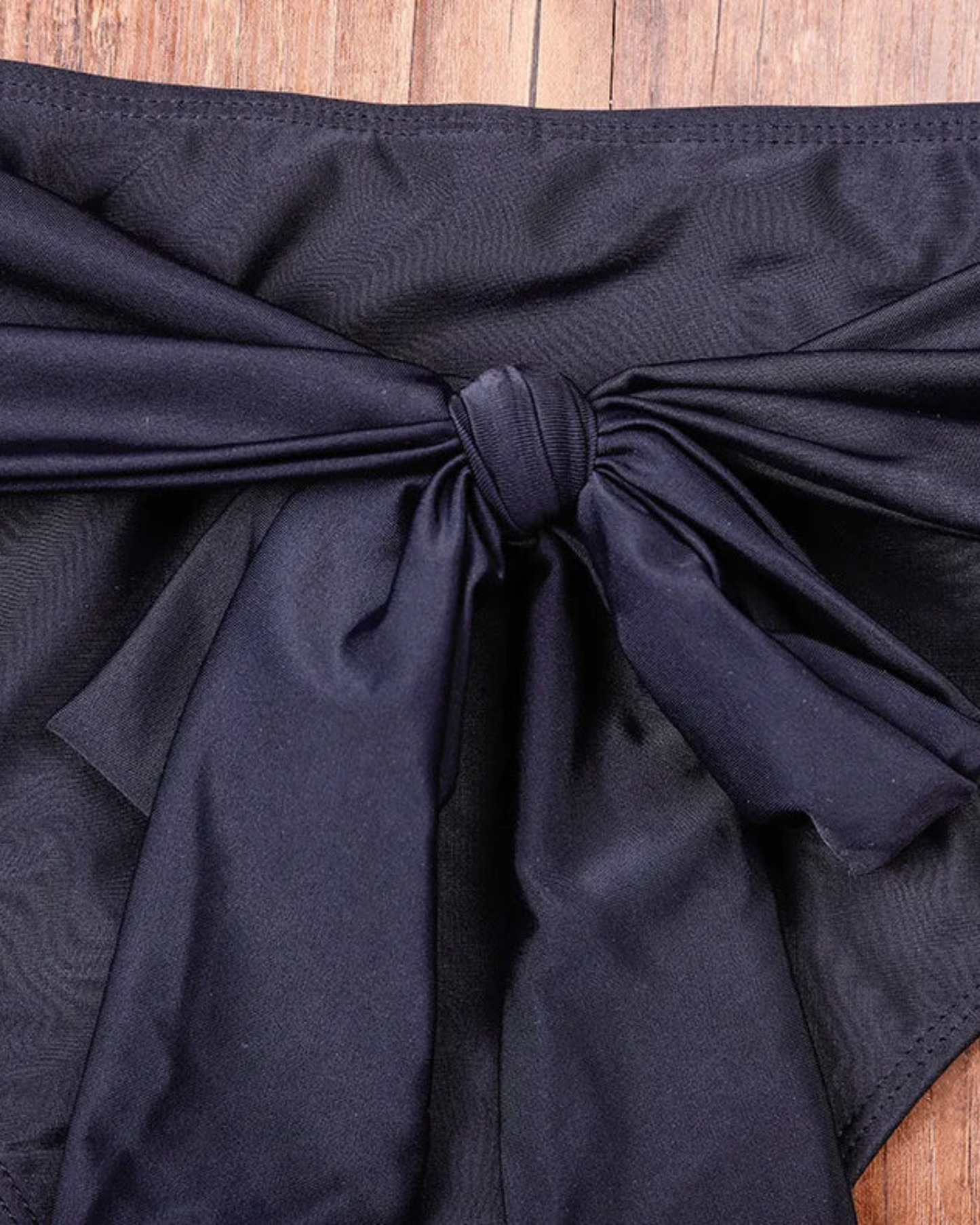 Plavky s vysokým pasem a ramínky na krk