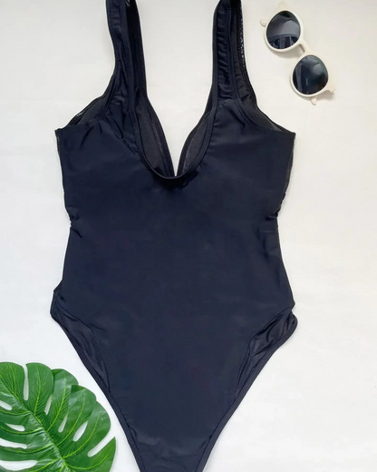 Jednodílné plavky s hlubokým výstřihem