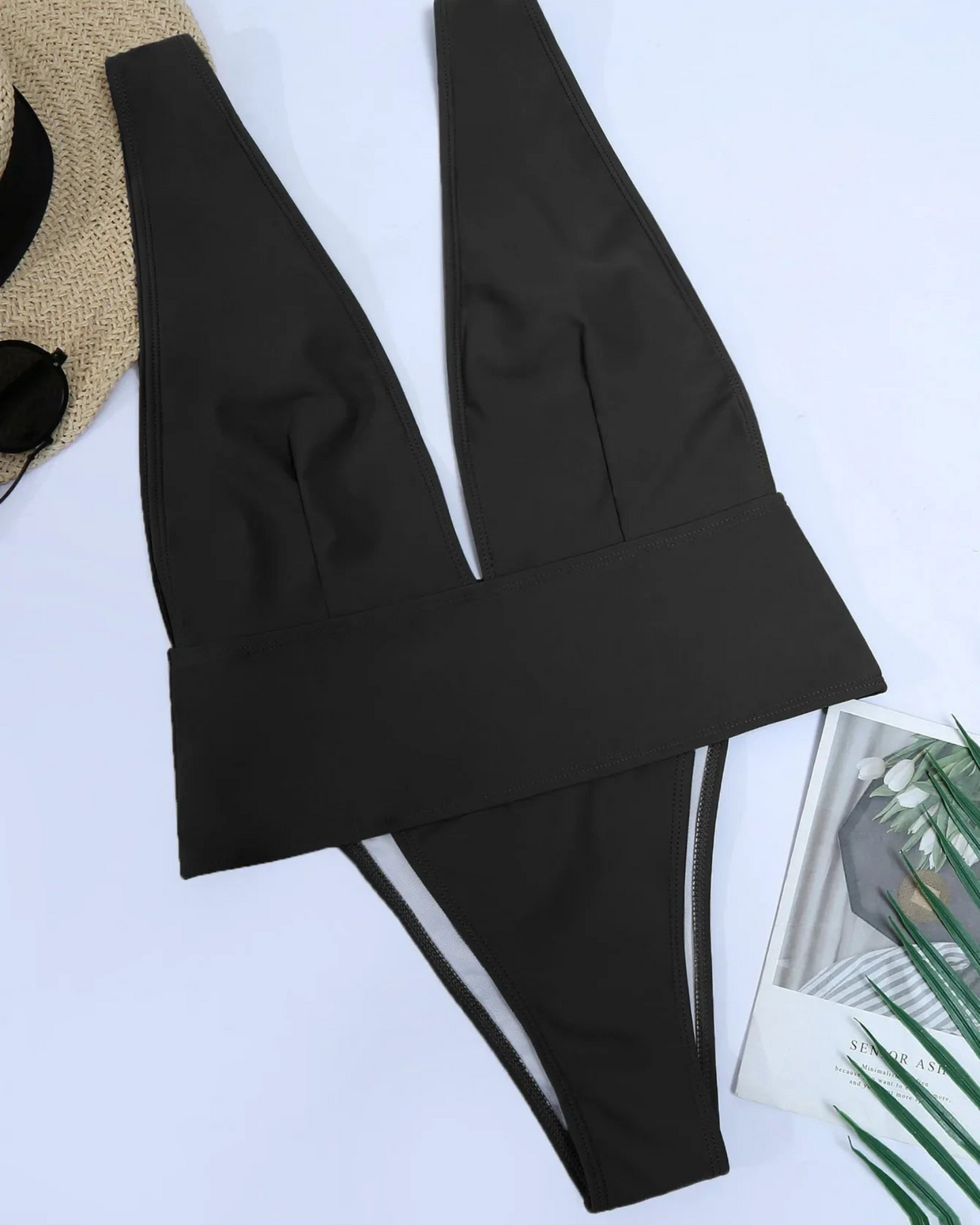 Jednodílné plavky s hlubokým výstřihem