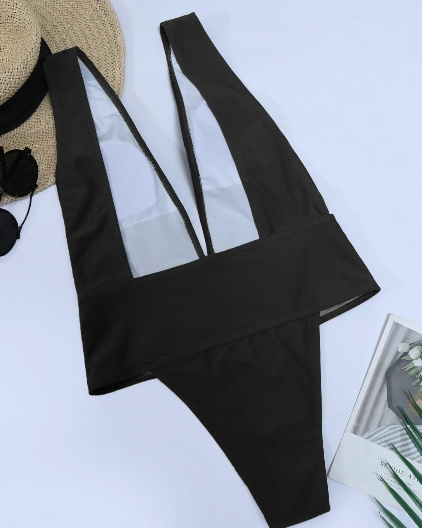 Jednodílné plavky s hlubokým výstřihem