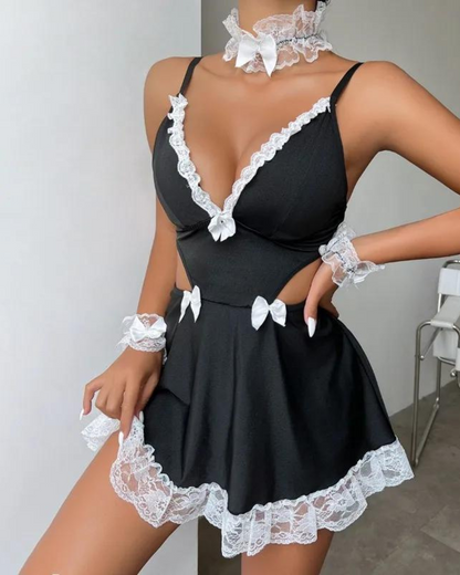 Smyslný outfit služebné s bílou krajkou