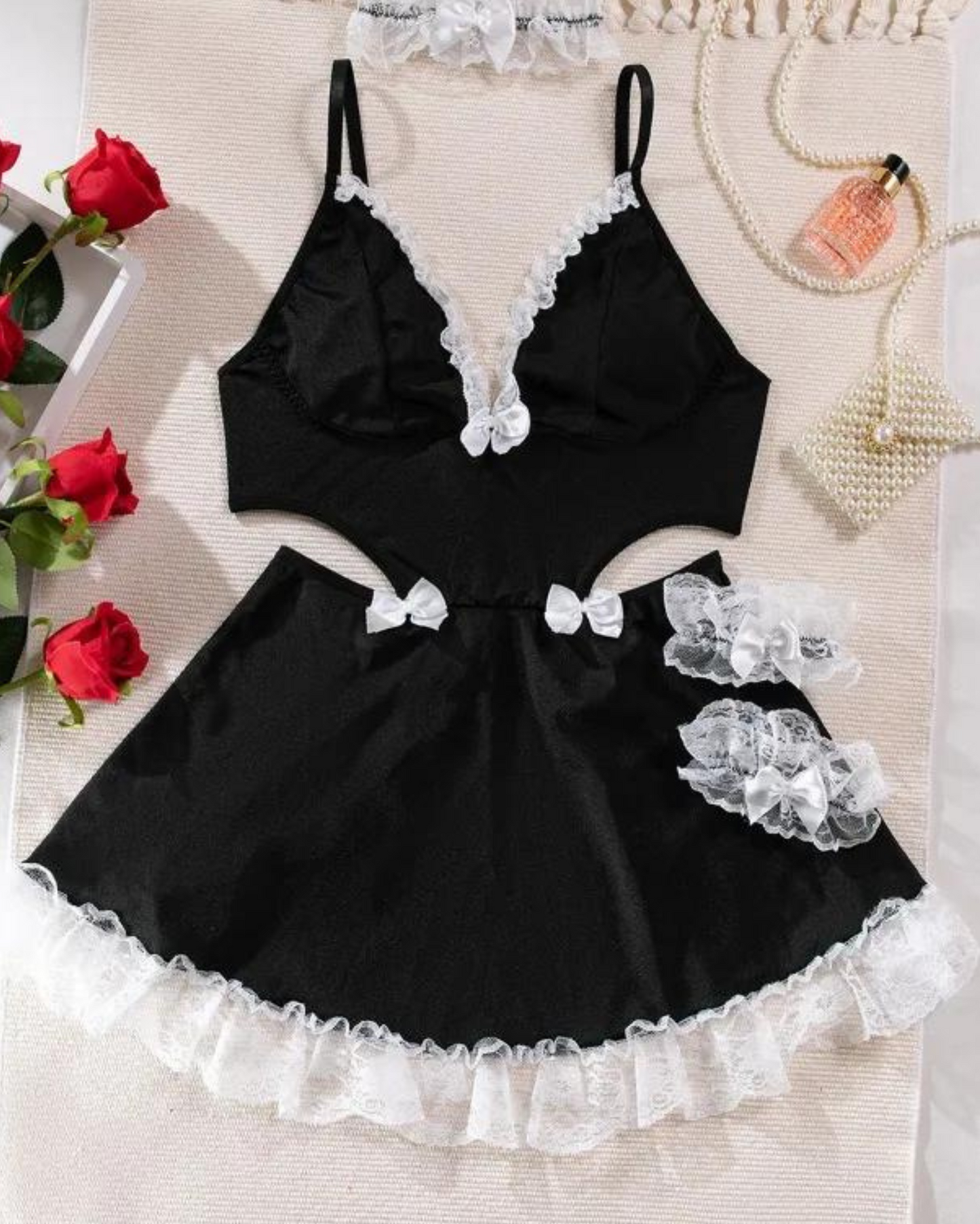 Smyslný outfit služebné s bílou krajkou