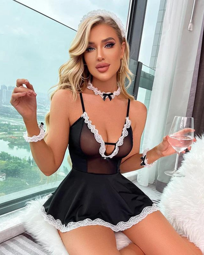 Šaty s hlubokým výstřihem a ozdobnou krajkou