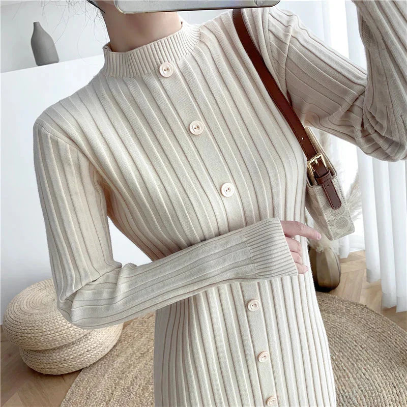 Přiléhavé maxi pletené šaty s knoflíky