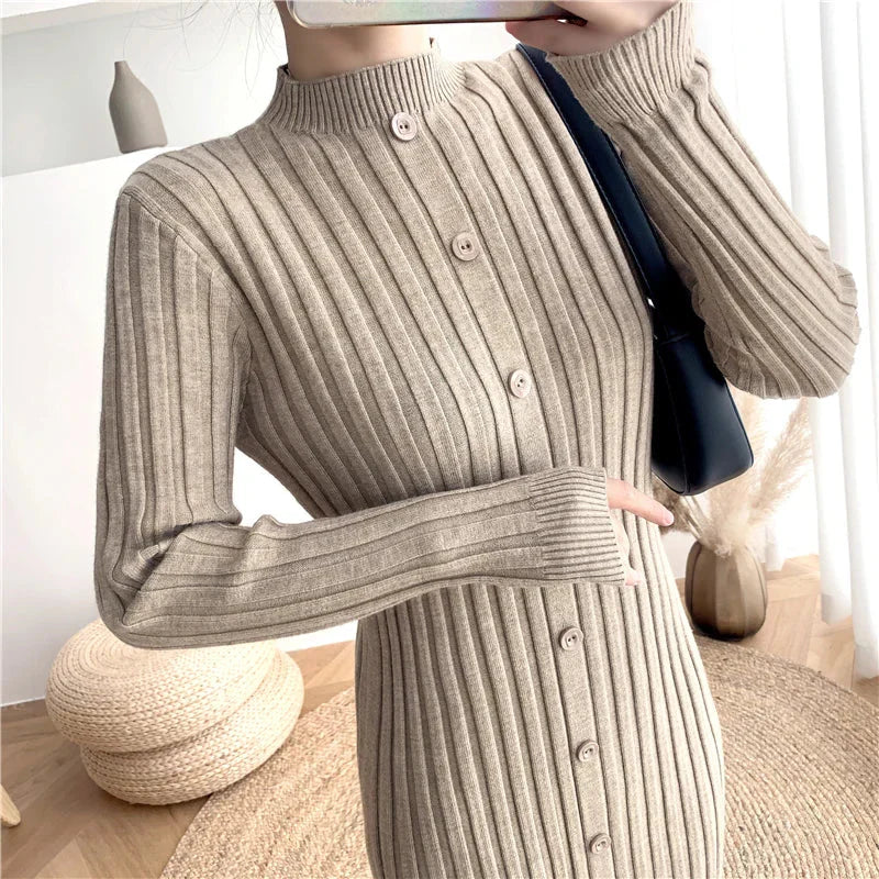 Přiléhavé maxi pletené šaty s knoflíky