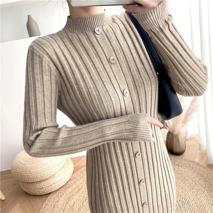 Přiléhavé maxi pletené šaty s knoflíky