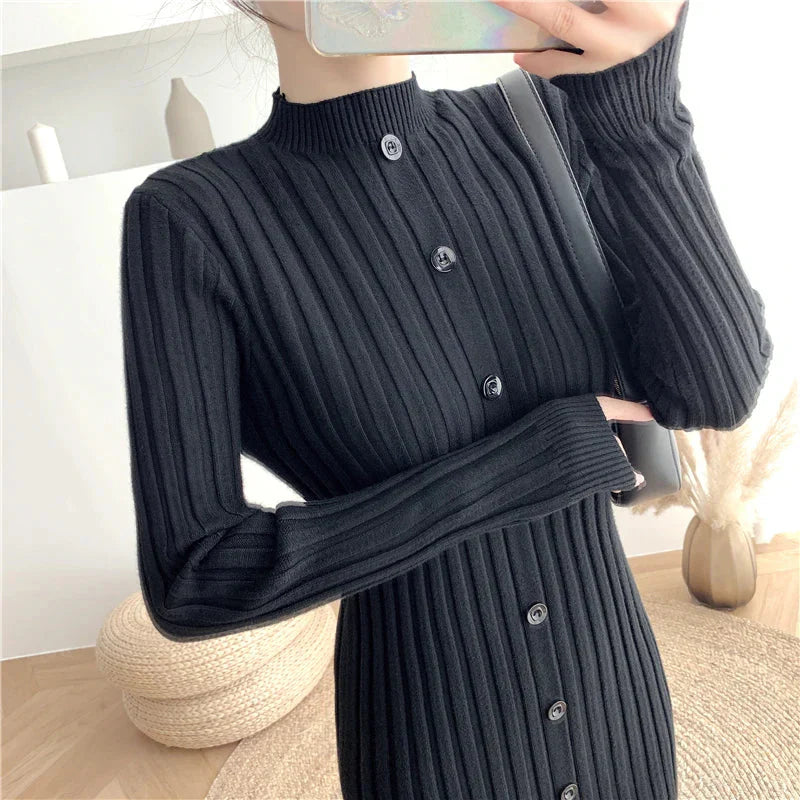 Přiléhavé maxi pletené šaty s knoflíky