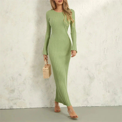 Přiléhavé maxi pletené šaty s vázáním vzadu