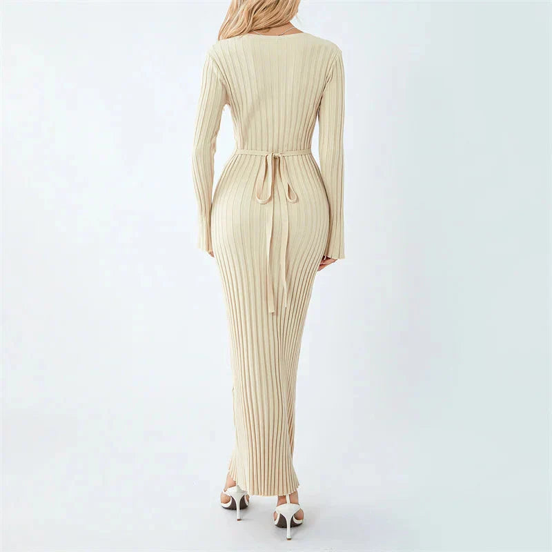 Přiléhavé maxi pletené šaty s vázáním vzadu