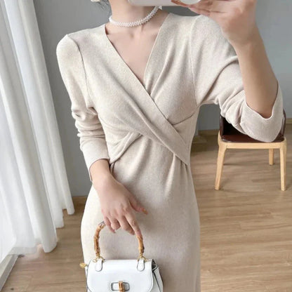 Pletené midi šaty s zavinovacím výstřihem