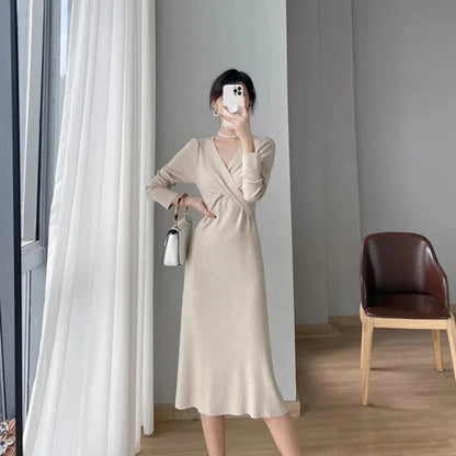 Pletené midi šaty s zavinovacím výstřihem