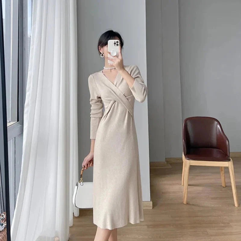 Pletené midi šaty s zavinovacím výstřihem