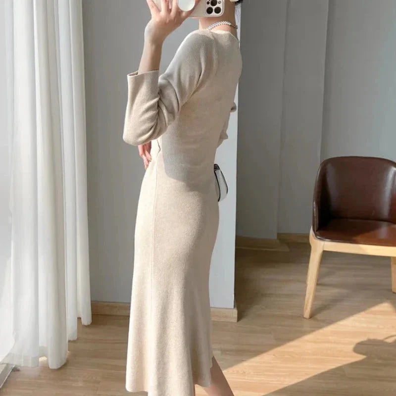 Pletené midi šaty s zavinovacím výstřihem