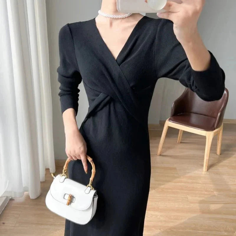 Pletené midi šaty s zavinovacím výstřihem