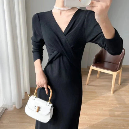 Pletené midi šaty s zavinovacím výstřihem