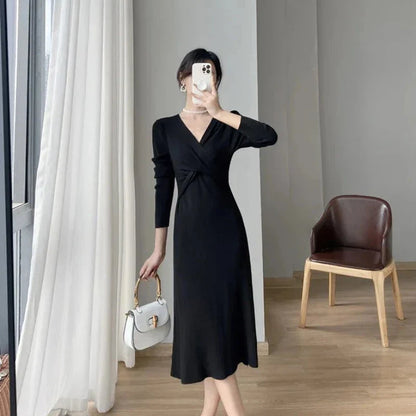 Pletené midi šaty s zavinovacím výstřihem