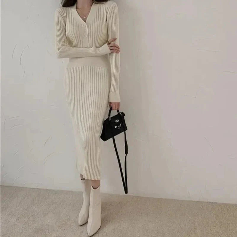 Pletené midi šaty s ozdobnými knoflíky