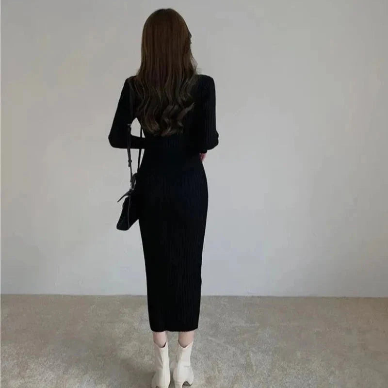 Pletené midi šaty s ozdobnými knoflíky