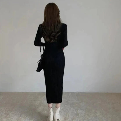 Pletené midi šaty s ozdobnými knoflíky