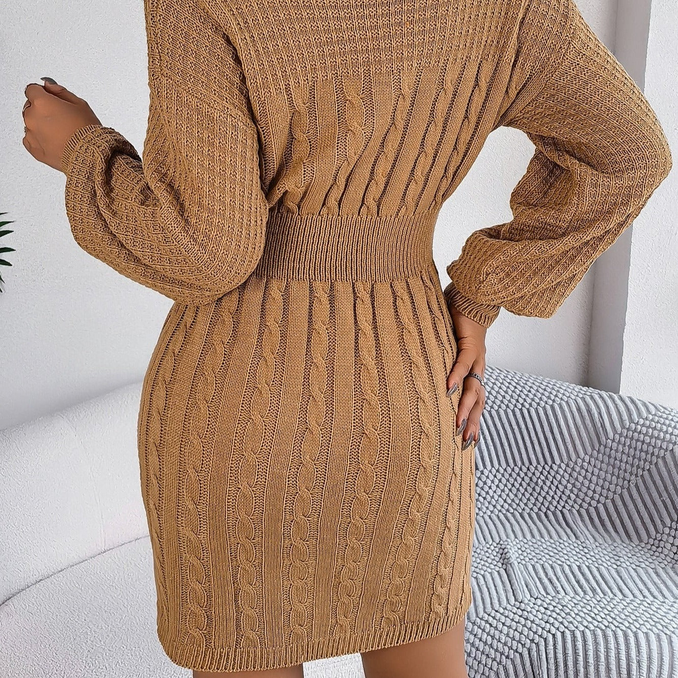 Pletené minišaty s výstřihem