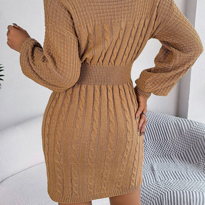 Pletené minišaty s výstřihem