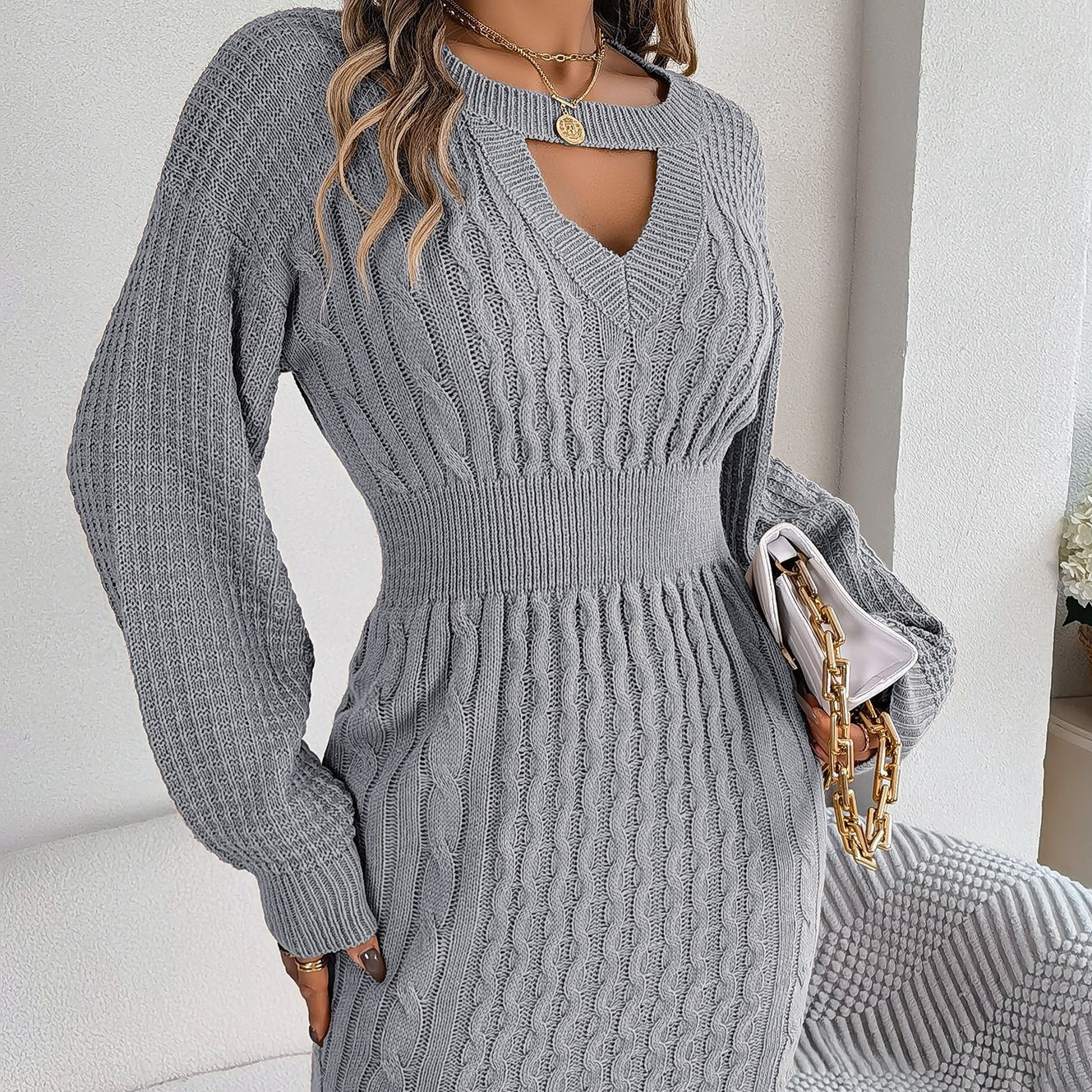 Pletené minišaty s výstřihem