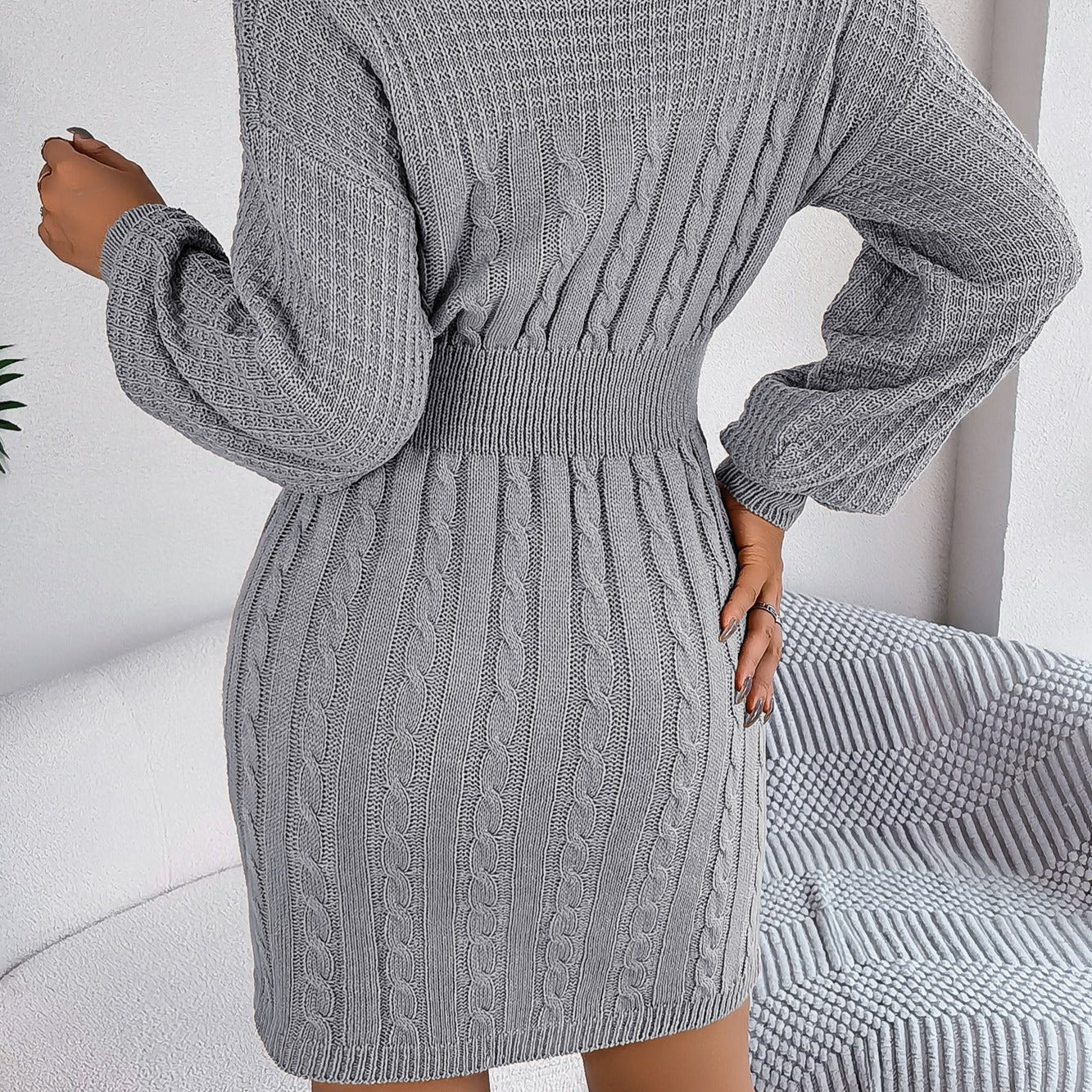 Pletené minišaty s výstřihem