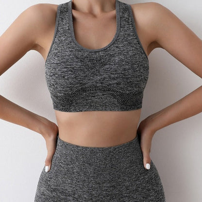 Sportovní set z topu bez rukávů a kraťasů, které zdůrazní postavu