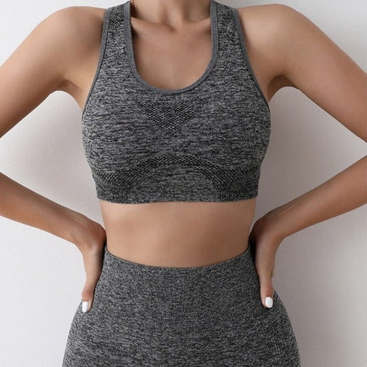 Sportovní set z topu bez rukávů a kraťasů, které zdůrazní postavu