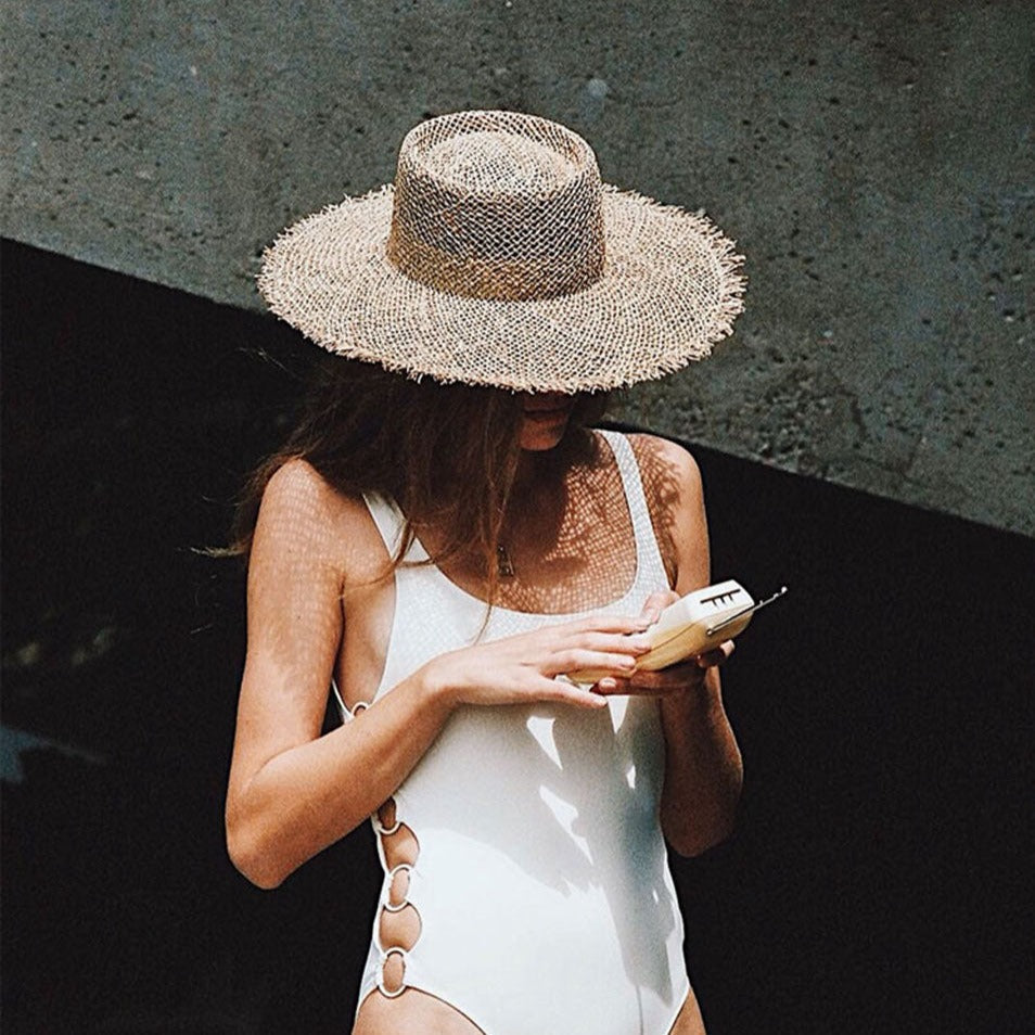 Šedý slaměný klobouk