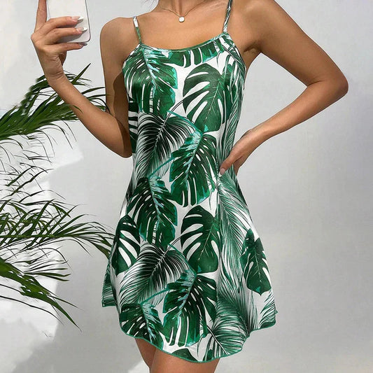 Krátká saténová noční košilka s motivem listů