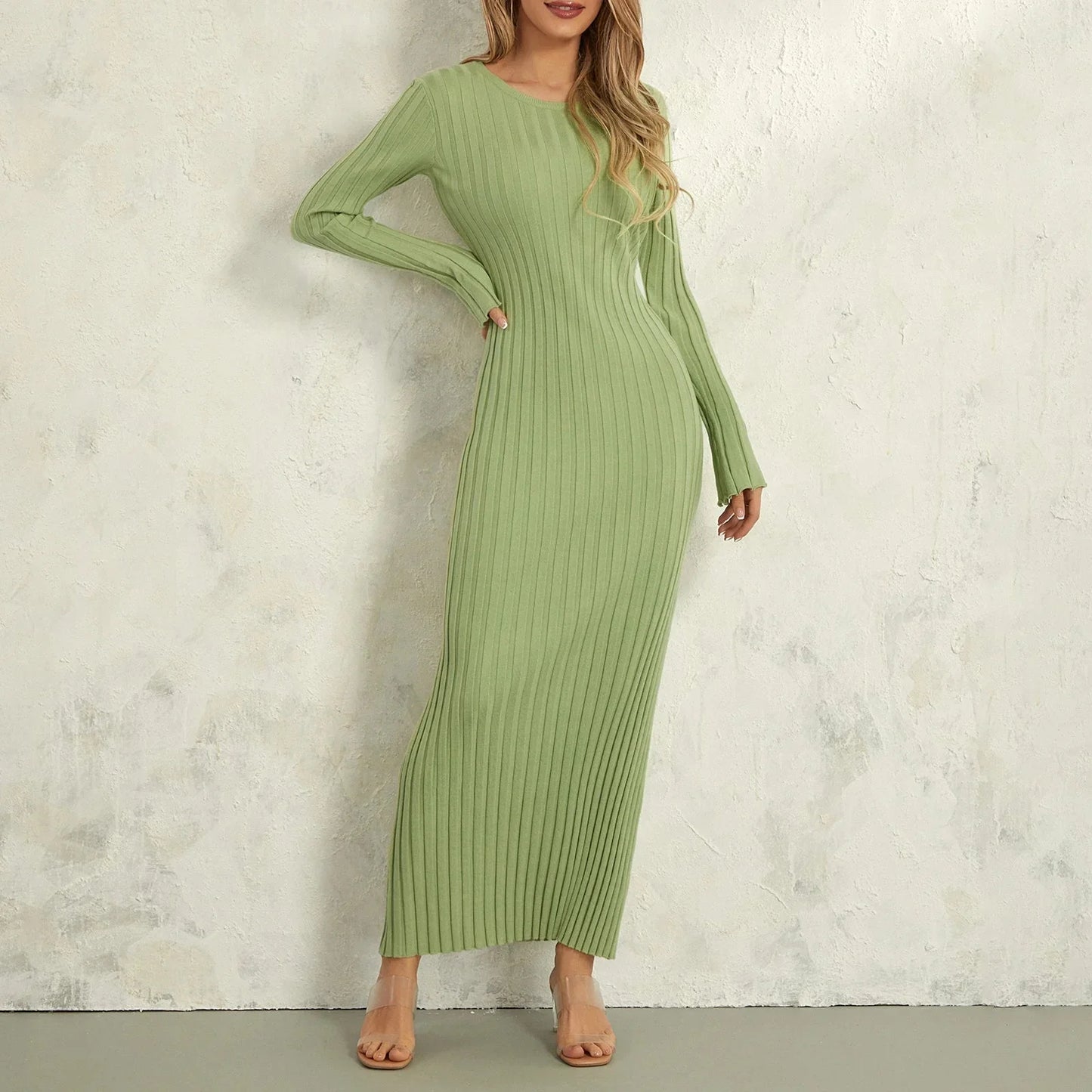 Přiléhavé maxi pletené šaty s vázáním vzadu