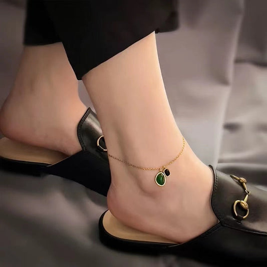 Elegantní náramek na nohu s přívěsky