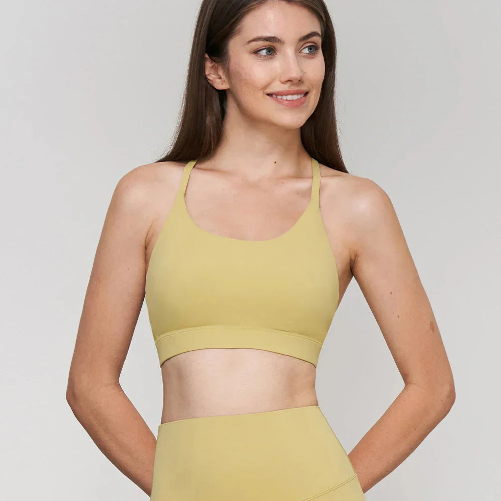 Klasická sportovní podprsenka s ozdobnými ramínky na zádech